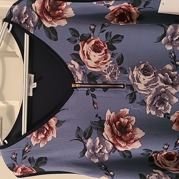 MODERN ATTRACTION WOMENS PLUS SIZE SLEEVELESS BLUE FLORAL V-NECK TOP SIZE 2X - Picture 3 of 15